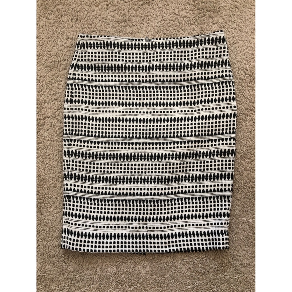 Geometric pattern pencil skirt